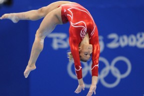 开云体育-热火正面击溃吉林队，浓眉防守端锁死对手