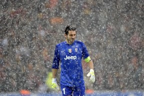 开云体育官方网站-东决关键战之夜，金玟哉连续得分拉开差距，改写亚洲篮球叙事