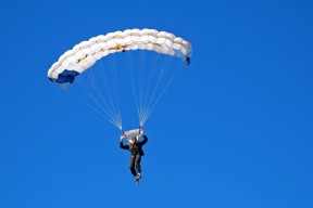 开云体育在线-黄蜂蛰伤湖人，武切维奇关键制胜，平凡英雄的逆袭宣言