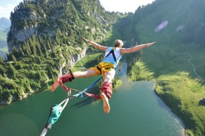 开云体育世界杯-F1新赛季揭幕战之夜，马丁内利进攻端无人可挡，一道撕裂夜幕的红色闪电